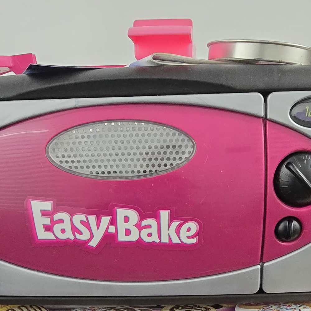 Hasbro Easy-Bake Oven - Pink and Gray - Picture 2 of 4